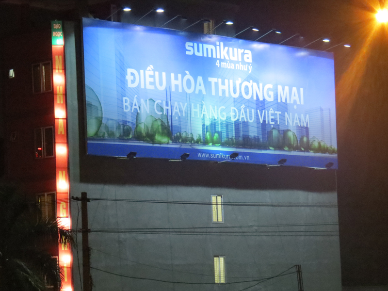 Quảng cáo cho điều hòa SUMIKURA ban đêm